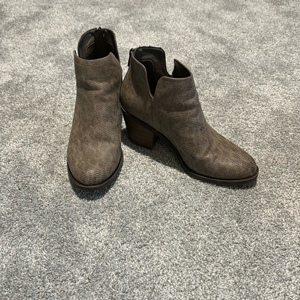 Xappeal boots size 9